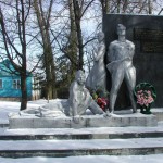Будівля музею та пам'ятник